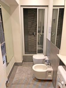 ein Badezimmer mit einem weißen WC und einem Waschbecken in der Unterkunft Appartamento Il Gelsomino in Castelleone