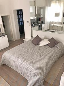 una camera da letto con un grande letto con cuscini sopra di Appartamento Il Gelsomino a Castelleone