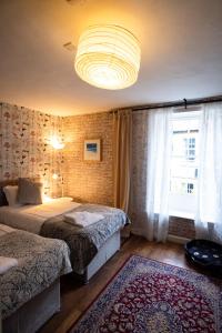 Wylam的住宿－Laburnum Guest House at Bistro En Glaze，一间卧室设有两张床和大窗户