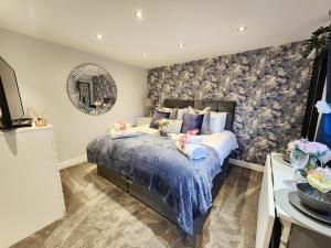 a bedroom with a bed and a mirror at Studio Apartment The Den Colnbrook in Colnbrook