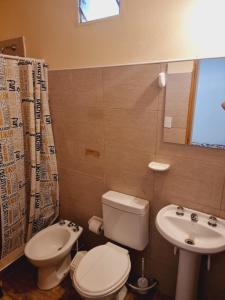 ein Badezimmer mit Toilette und Waschbecken in der Unterkunft Departamento San Luis - cerca Terminal in San Luis