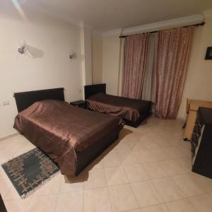 Кровать или кровати в номере Palm Beach Piazza Apart hotel Sahl Hasheesh