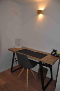 un bureau en bois avec une chaise à côté d'un mur dans l'établissement Stadtnaher heller Souterrain, à Oldenbourg