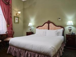 Postel nebo postele na pokoji v ubytování Craig's Royal Hotel