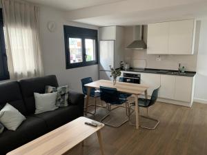 a living room with a couch and a table and a kitchen at Apartamentos Central B in Algeciras