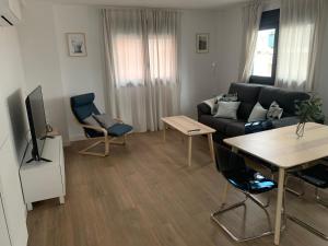 - un salon avec un canapé et une table dans l'établissement Apartamentos Central B, à Algésiras