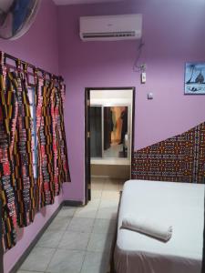 Postel nebo postele na pokoji v ubytování HOTEL BADINCA Alojamento Low Cost in Bissau avenida FRANCISCO MENDES