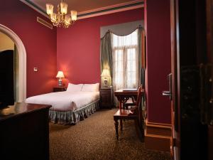 Postel nebo postele na pokoji v ubytování Craig's Royal Hotel