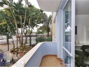 una piscina en medio de una casa en Rio Flat Copacabana Beach, en Río de Janeiro