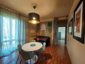 a living room with a table and a couch at La Chicca in Annicco