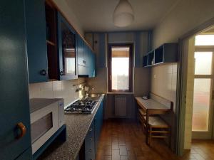 una cucina con armadi blu e piano di lavoro di La Chicca a Annicco