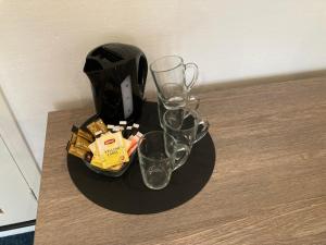 een tafel met twee glazen en een mand met snacks bij Hotel Poseidon in Scheveningen