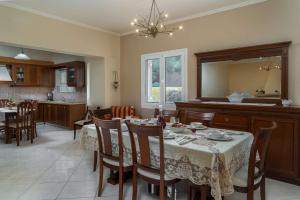 una sala da pranzo e una cucina con tavolo e specchio di Arba private House ad Áyios Dhimítrios