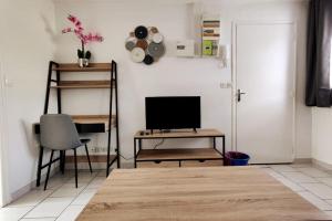 Televízia a/alebo spoločenská miestnosť v ubytovaní Appartement style industriel au centre de Douai