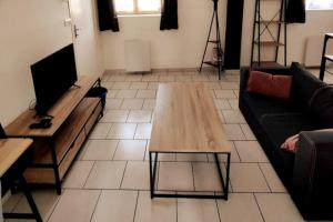 Televízia a/alebo spoločenská miestnosť v ubytovaní Appartement style industriel au centre de Douai