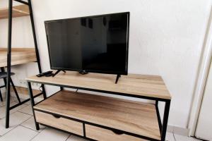 Televízia a/alebo spoločenská miestnosť v ubytovaní Appartement style industriel au centre de Douai