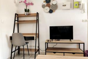 Televízia a/alebo spoločenská miestnosť v ubytovaní Appartement style industriel au centre de Douai