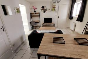 Televízia a/alebo spoločenská miestnosť v ubytovaní Appartement style industriel au centre de Douai