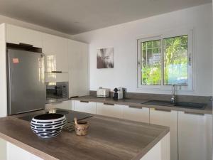 a kitchen with white cabinets and a bowl on a counter at Vue mer.Tranquilité.Cap d'Ail à 10 mn de MONACO in Cap d'Ail