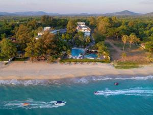 una vista aérea de una playa con un barco en el agua en Novotel Rayong Rim Pae Resort, en Klaeng