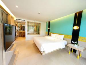 Novotel Rayong Rim Pae Resort客房内的一张或多张床位