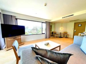 Novotel Rayong Rim Pae Resort的电视和/或娱乐中心