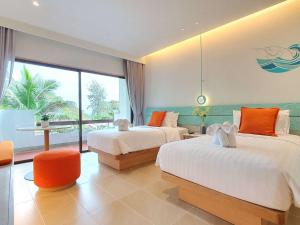 Novotel Rayong Rim Pae Resort客房内的一张或多张床位