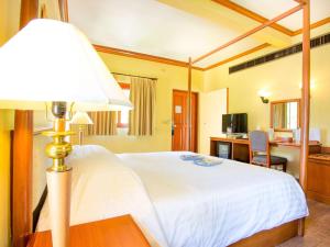 Novotel Rayong Rim Pae Resort客房内的一张或多张床位