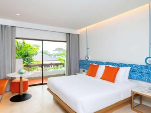 Novotel Rayong Rim Pae Resort客房内的一张或多张床位