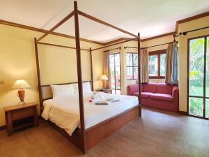 Novotel Rayong Rim Pae Resort客房内的一张或多张床位