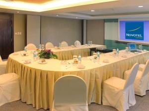 Novotel Rayong Rim Pae Resort商务区和/或会议室
