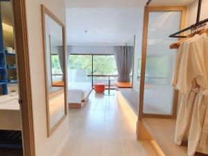 Novotel Rayong Rim Pae Resort客房内的一张或多张床位