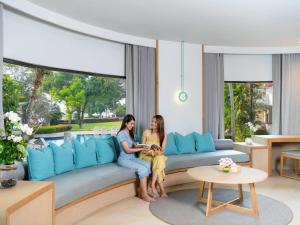Novotel Rayong Rim Pae Resort的休息区