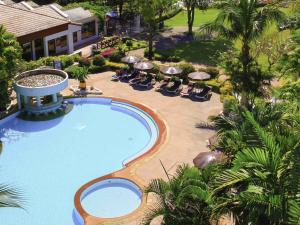 Novotel Rayong Rim Pae Resort外面的花园