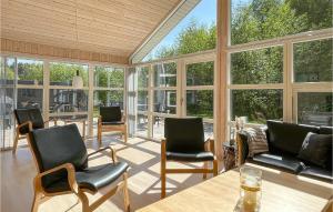 Χώρος καθιστικού στο Stunning Home In Aakirkeby With Wifi