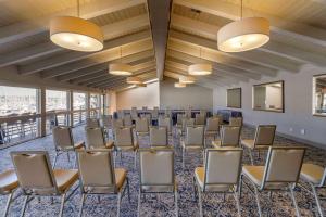 a large room with rows of chairs and lights at Best Western PLUS Island Palms Hotel & Marina in San Diego +44 photos