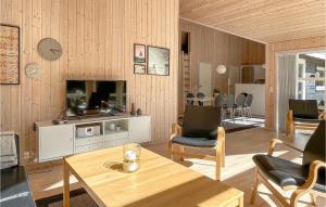 Μια τηλεόραση ή/και κέντρο ψυχαγωγίας στο Stunning Home In Aakirkeby With Wifi