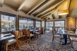 uma sala de jantar com mesas, cadeiras e janelas em Best Western PLUS Island Palms Hotel & Marina em San Diego