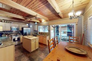 Nhà bếp/bếp nhỏ tại Walkup Pines +9 ảnh