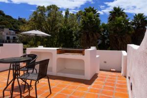 terraza con mesa y sillas en el patio en Villa 19 habitación #2 en Guanajuato