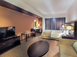 札幌市にあるイビス スタイルズ 札幌のベッド1台、薄型テレビが備わるホテルルームです。