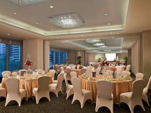 un salón de banquetes con mesas y sillas en una habitación en Joy-Nostalg Hotel & Suites Manila Managed by AccorHotels en Manila