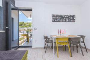 Villa Steffi في باسكا فودا: غرفة طعام مع طاولة وكراسي صفراء
