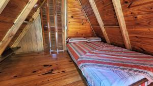 Casa con PILETA al borde del RIO客房内的一张或多张床位
