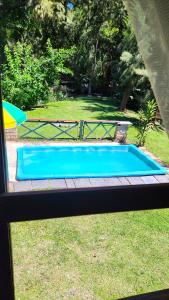 Casa con PILETA al borde del RIO内部或周边的泳池
