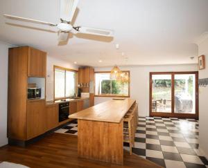 uma cozinha com uma grande ilha de madeira num quarto em Palm Beach House - sleeps 10 - spacious em Point Lookout