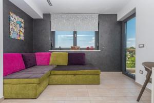 - un salon avec un canapé et une fenêtre dans l'établissement Villa Steffi, à Baška Voda