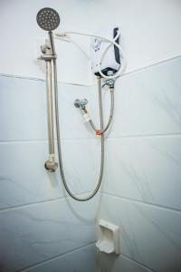 een douche in een badkamer met een toilet bij HAVEN BREEZE RESORT - A home of Hundred Islands in Alaminos