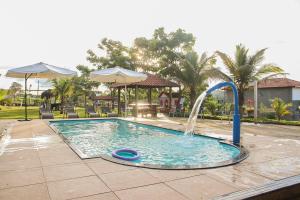 una piscina con una fuente de agua en Pousada do Dinho, en Esmeraldas