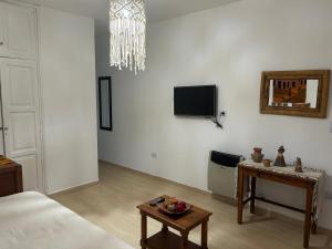 ein Wohnzimmer mit einem Sofa und einem Tisch in der Unterkunft Aires del cerro in Salta